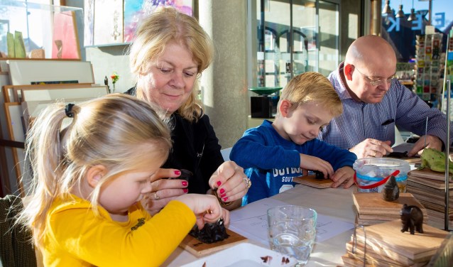 Marloes Eerden tijdens de workshop in de bibliotheek in Huizen.