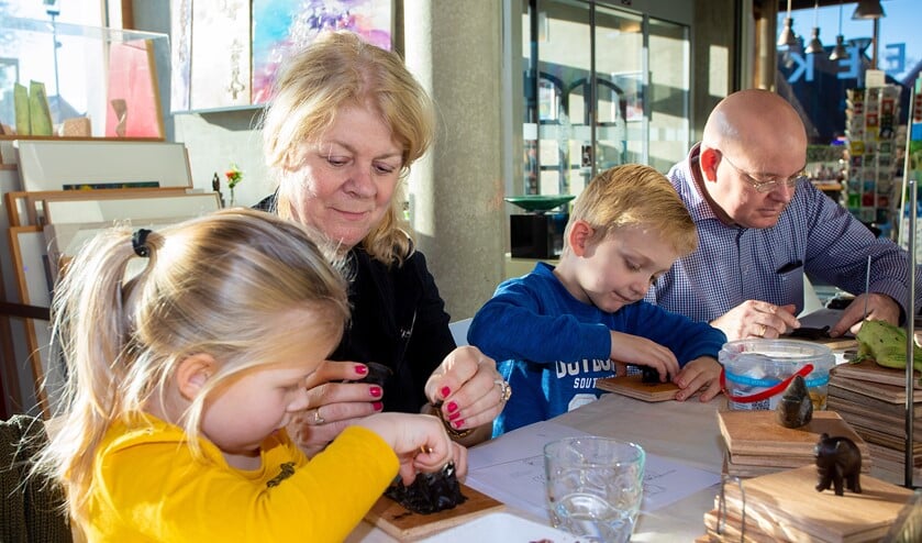 Marloes Eerden tijdens de workshop in de bibliotheek in Huizen.