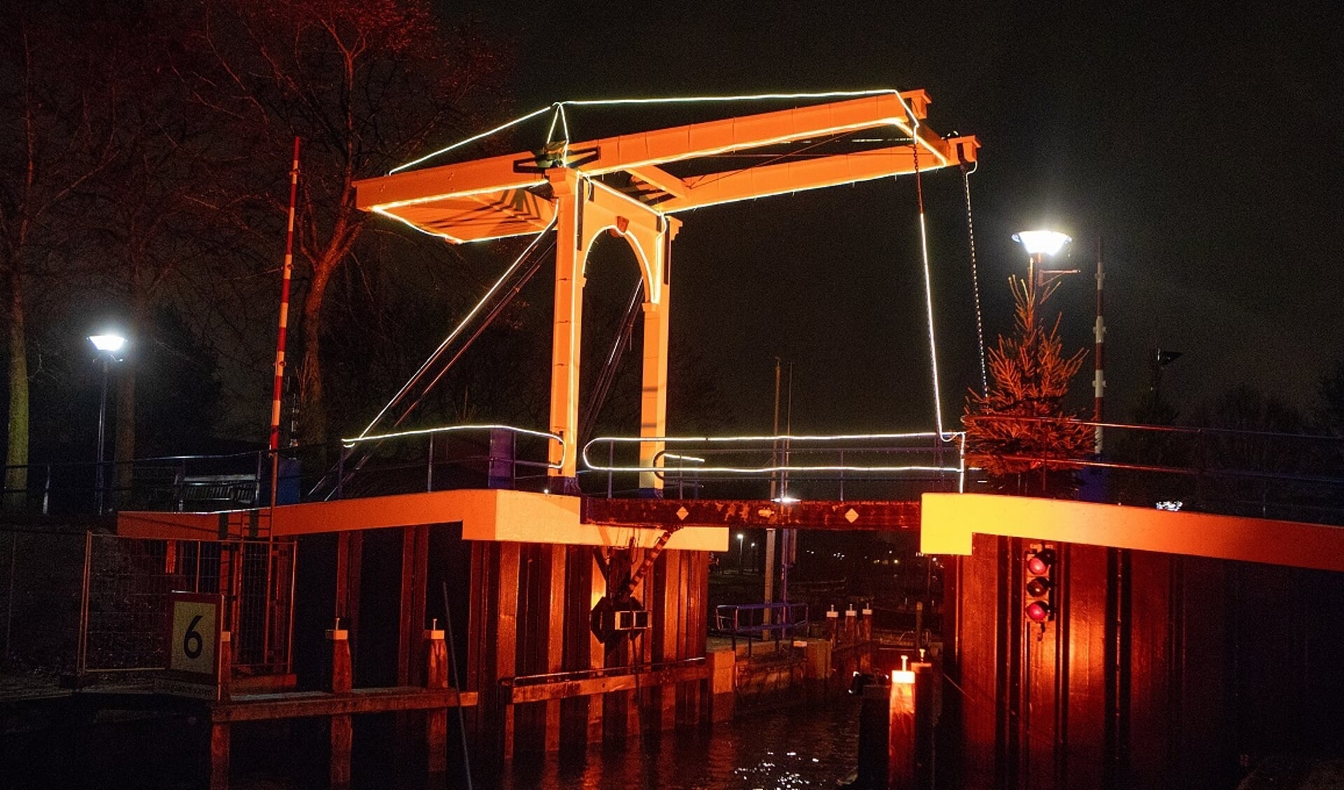 Verlichte Aanloophaven brug.