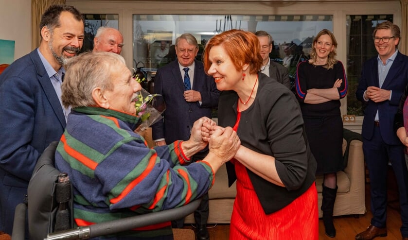 Uit handen van oud-partijvoorzitter Ruth Peetoom kreeg Walch de speld.