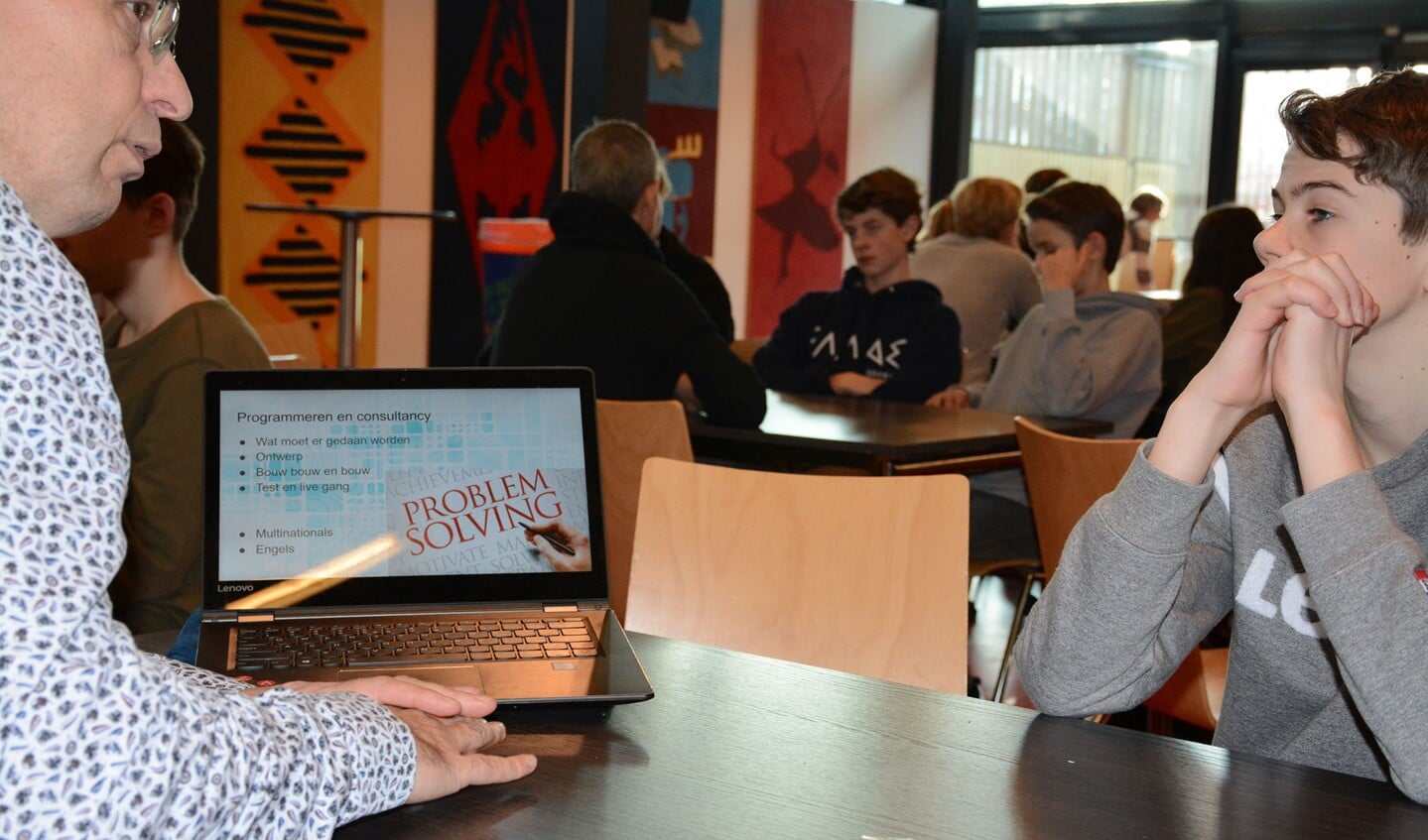 Ouders vertellen leerlingen over hun beroep tijdens de beroepen-speed-date.