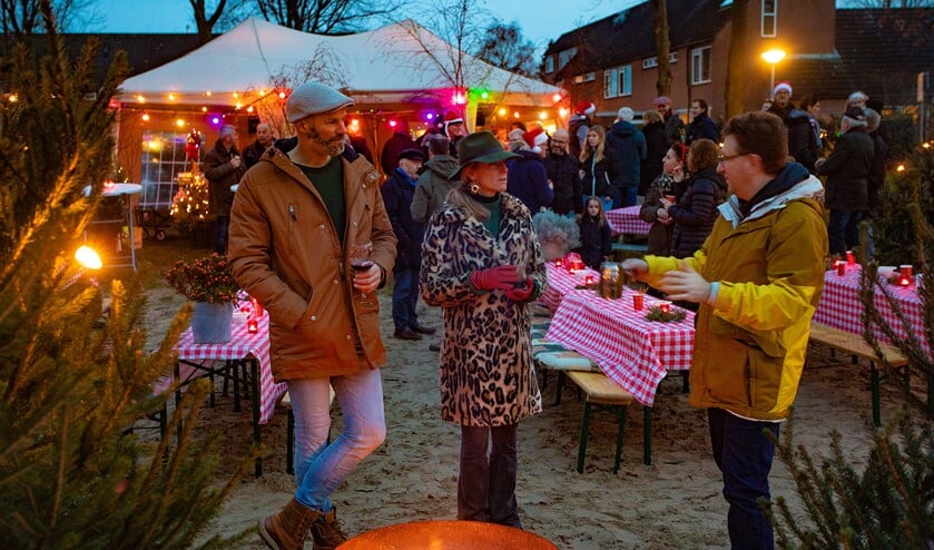 Zo'n 75 bewoners bezochten de gezellig buurtborrel.