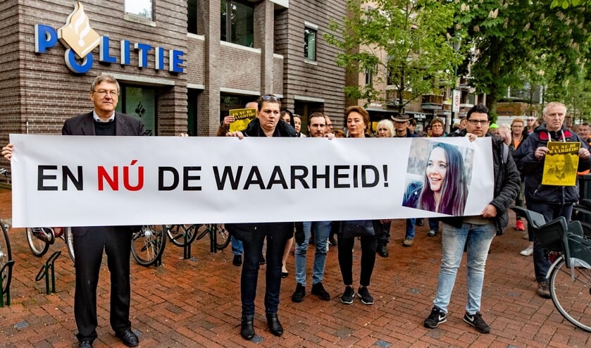 Vader René Graafsma (links) voor het politiebureau in Hilversum.