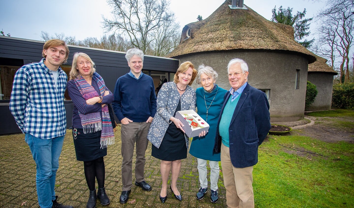 Kleinzoon Jelle, dochter Femke, Henk, de wethouder en het echtpaar Nieman.
