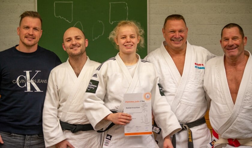 Nadiah tussen al haar trainers. Van links naar rechts: Jasper Huitsing, Jeroen Dahmen, Nadiah Krachten, Ruud Schras en John Bakker.