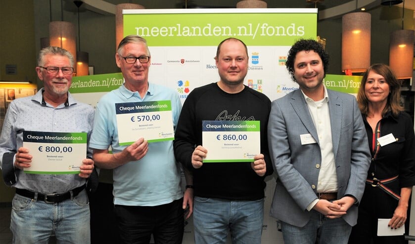 De cheques voor clubs en goede doelen uit Diemen werden uitgereikt door wethouder Sikkes-van den Berg.