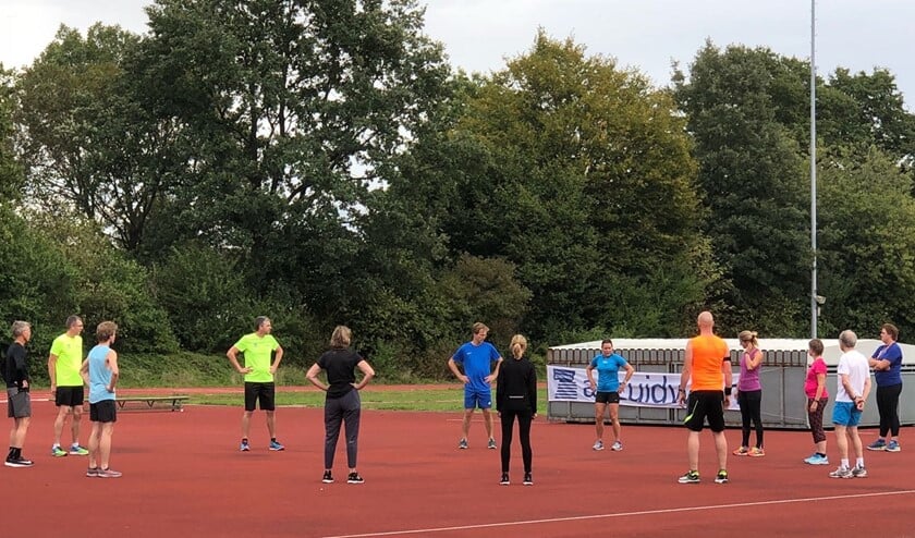 <p>Warming-up op atletiekbaan.</p>