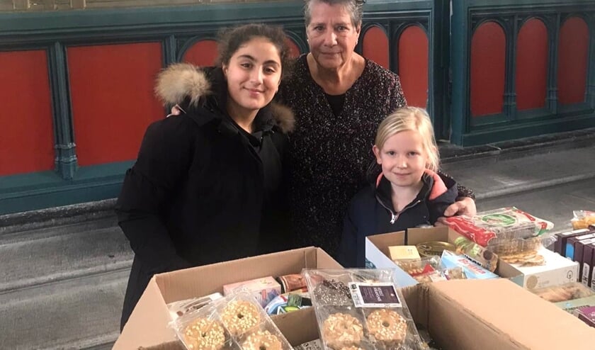 Twee leerlingen van brede school Weespersluis brachten de ingezamelde artikelen naar de Voedselbank.