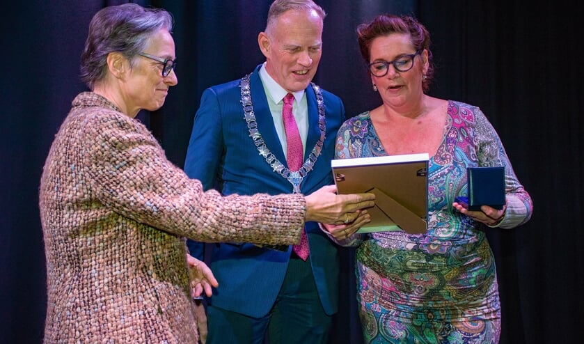 Wethouder Boudewijnse, burgemeester Han ter Heegde en Margot de Bekker.