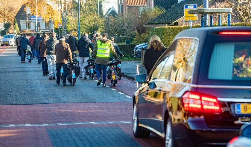 De rouwstoet werd begeleid door een grote groep vrienden op de Solex.