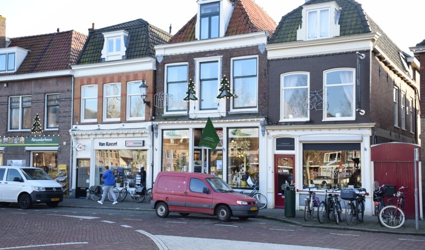 De slijterij aan het Binnenveer (achter de rode auto) gaat voorlopig nog niet dicht.