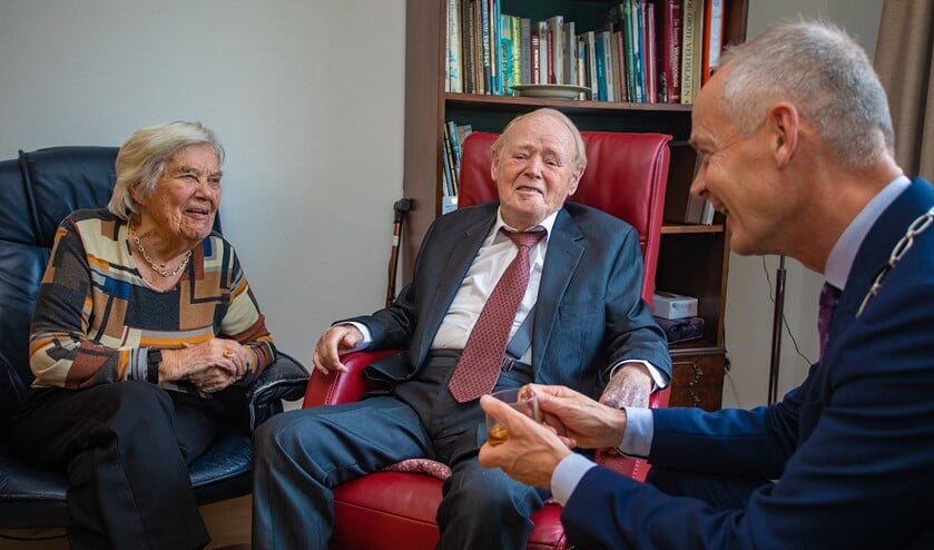 Tilly en Ferry gezellig in gesprek met de burgemeester.