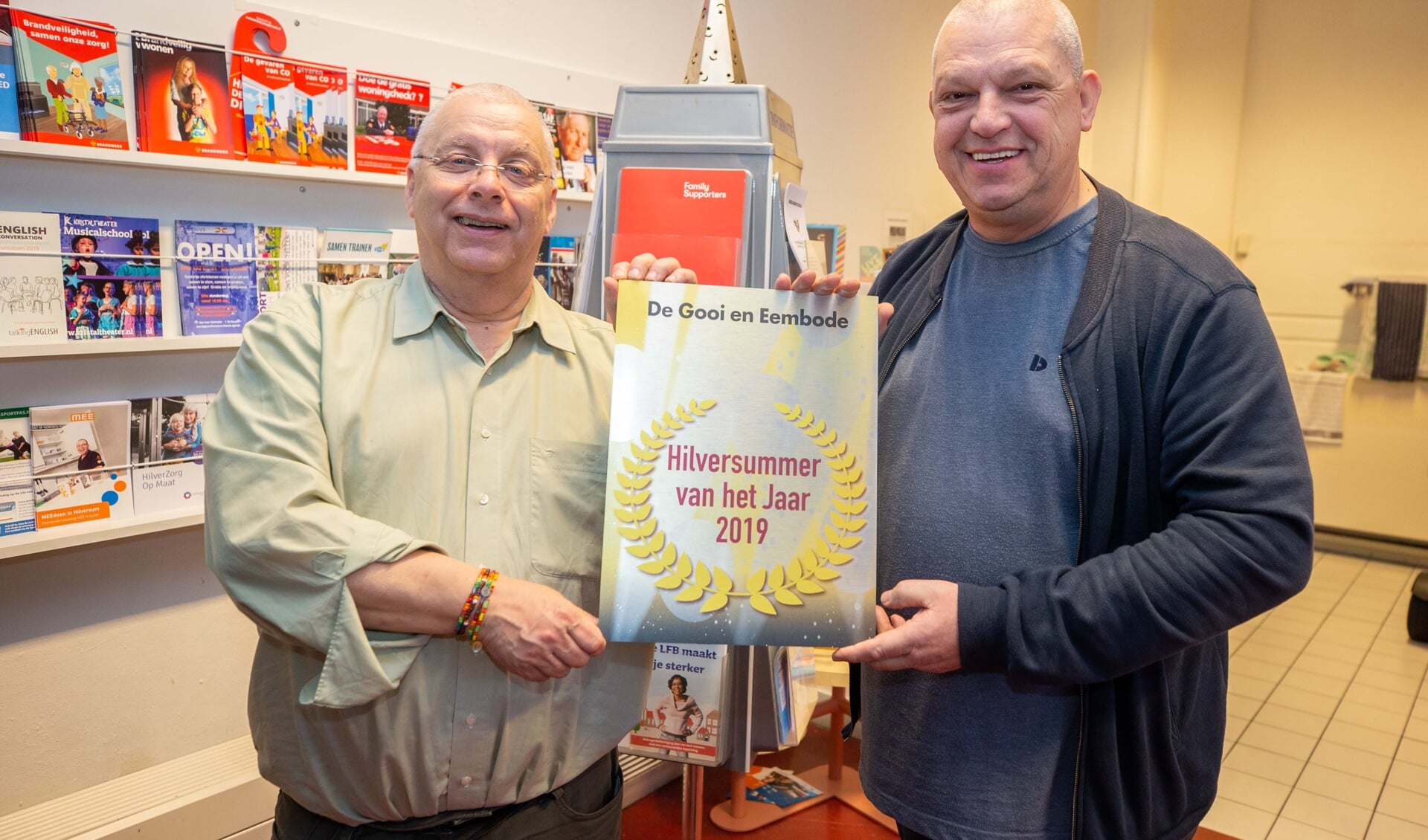 Meijndert Ruitenberg en Ed Bakker, de gezichten van wijkcentrum De Geus, namen de plaquette vereerd in ontvangst. 