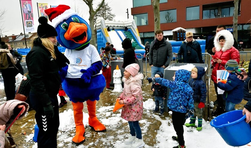 Kinderen groeten Diemo (met kerstmuts).