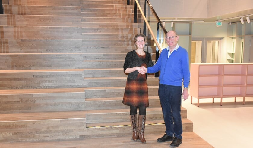 Astrid van Ruth en Wim Jongmans schudden elkaar de hand.