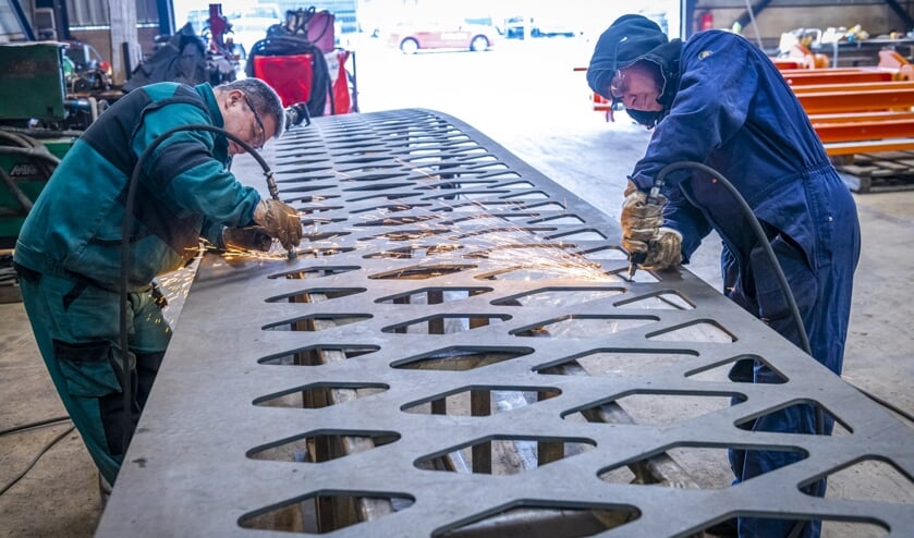 Er wordt hard gewerkt aan de staalconstructie van de ‘Moderne Bailey bruggen’.