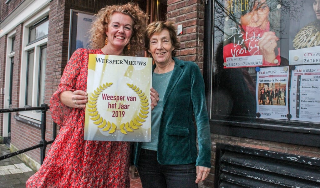 Jantine Zeeman en Door Vriend nemen de plaquette in ontvangst.