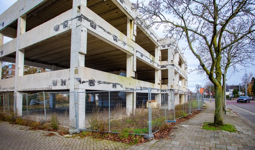 Er komen vlak bij het spoor 82 woningen, voornamelijk voor starters.