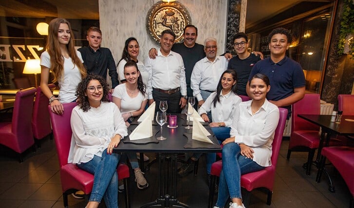 Nico en Medhat Hanna (staand met wit overhemd) met het team in restaurant Mazzel Huizen.