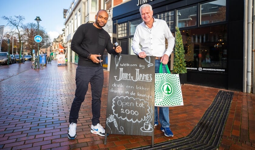 De ondernemers James Noter (links) en Mark van 't Veer zijn klaar voor zondag; de scharen zijn geslepen, de Spar-tassen gevuld voor daklozen.