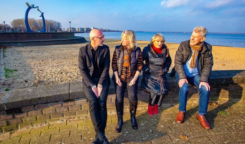 Van links naar rechts: Ondernemer Chris Koop, bewoners Janine Francken en Ellen Visser en watersporter Rink Jan Slotema in gesprek met elkaar over de Kustvisie.