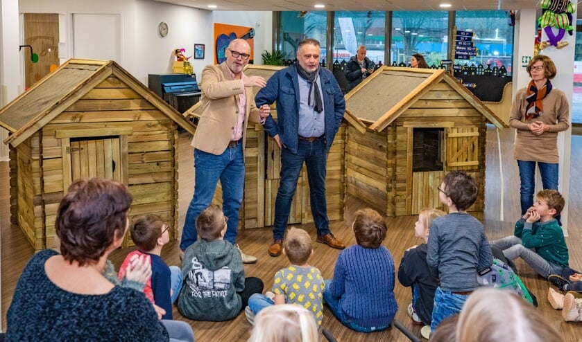 Directeur Toon Smits (links) en Simon Arp spreken de scholieren toe.
