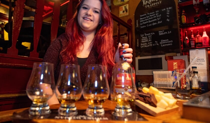 Melody Reekers heeft in Café De Peuk voor alle belangstellenden vier glazen én lekkernijen klaar staan.
