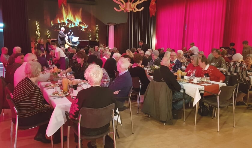 De vrijwilligers genoten in De Hogeweyk van een kerstlunch.