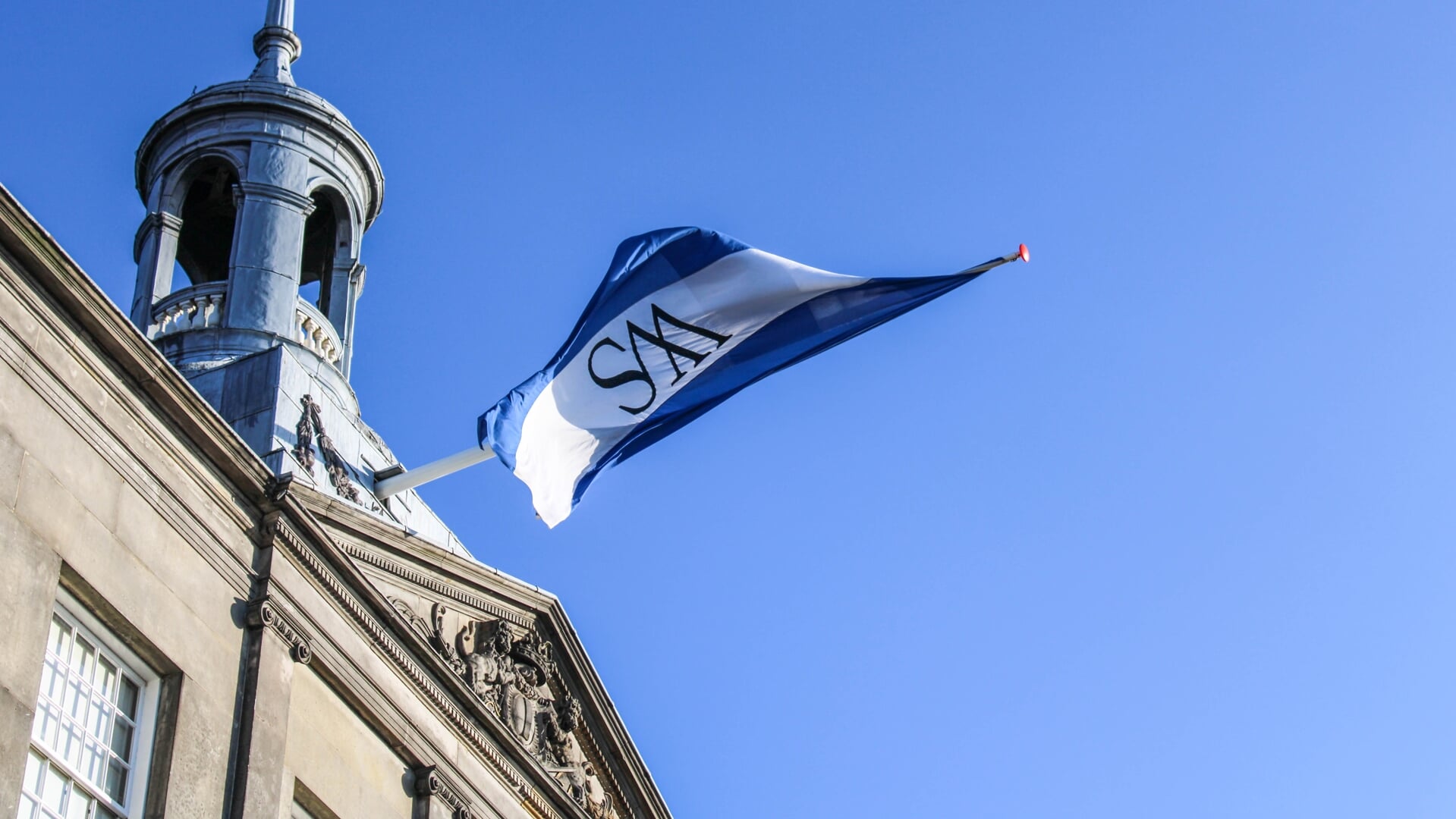 De Weesper vlag op het stadhuis van Weesp.