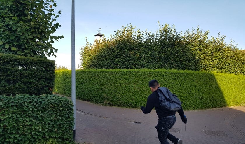 Een van de verdachten rent weg met een schroevendraaier in de hand.