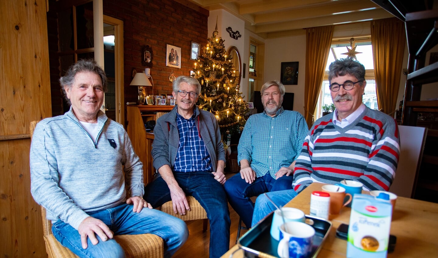 Sjaak, Wim, Joop en Henk bespreken de plannen.