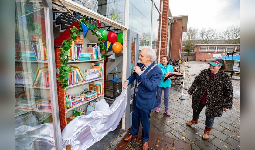 Burgemeester Pieter Broertjes onthulde vorige week het zwerfboekstation in Oost.