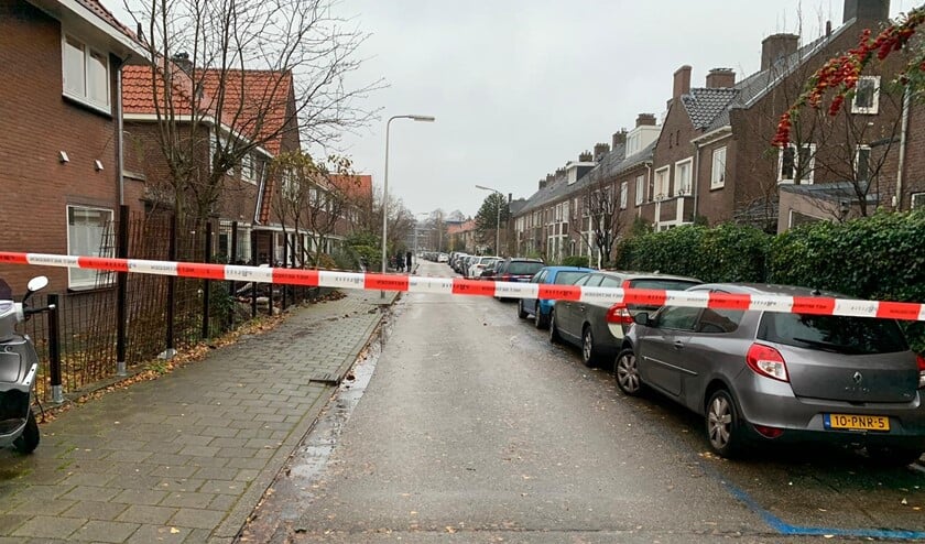 De straat is afgezet in verband met het onderzoek van de recherche.
