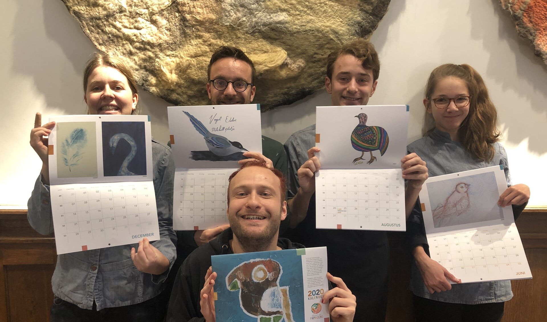 Kim, Mitchel, Laurens, Lara en Sander laten de 2020 kunstkalender van Papageno trots zien.