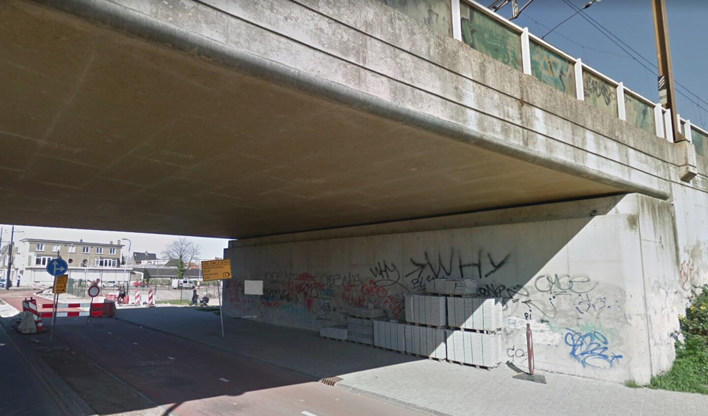 De Muiderstraatweg is mooi opgeknapt, maar het viaduct zit vol graffiti.