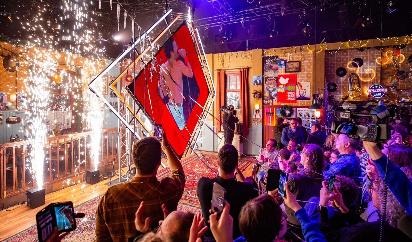 De bekendmaking van de top 10 van de Top 2000 in 2019 in een vol Top 2000 Café.