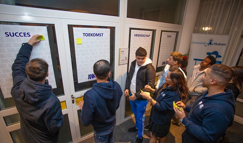 De jongeren plakken 'geeltjes' bij de vier te bespreken onderwerpen.