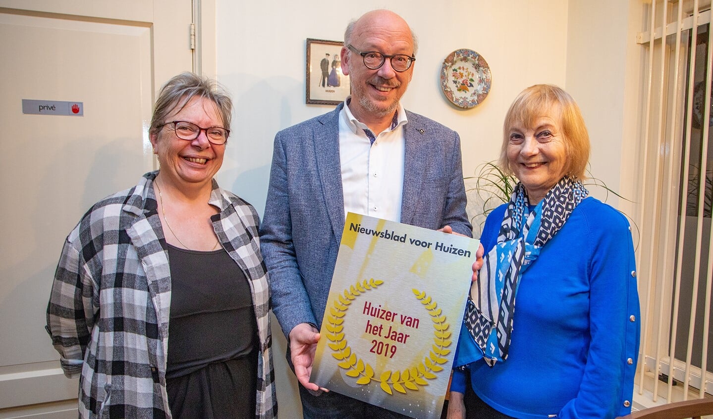 Loekie Wiegerinck, Kees de Kok en Ineke van Herwegen met de award Huizer van het Jaar 2019.