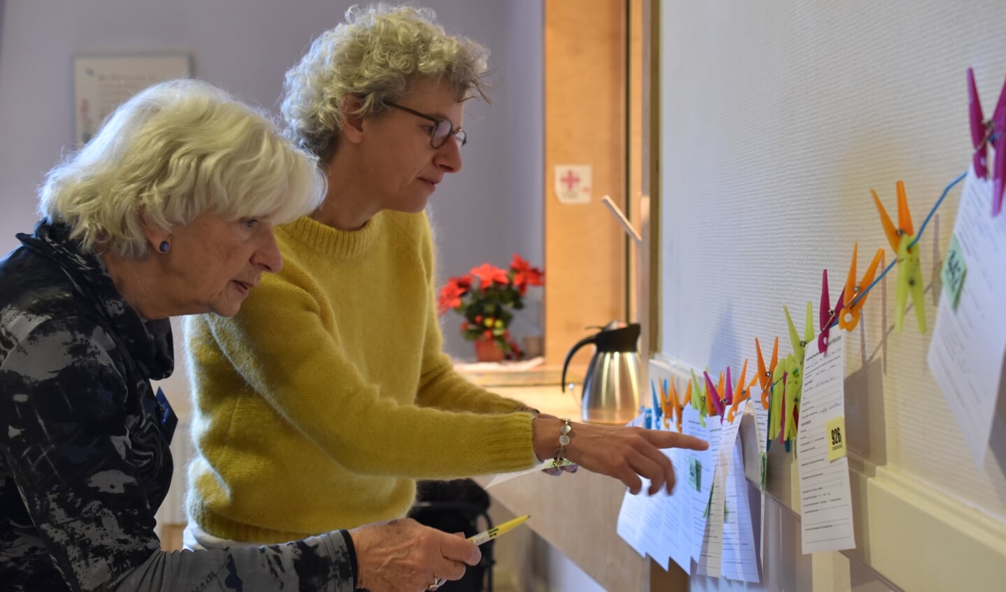 De reparaties hangen bij het Repair Café aan de waslijn.