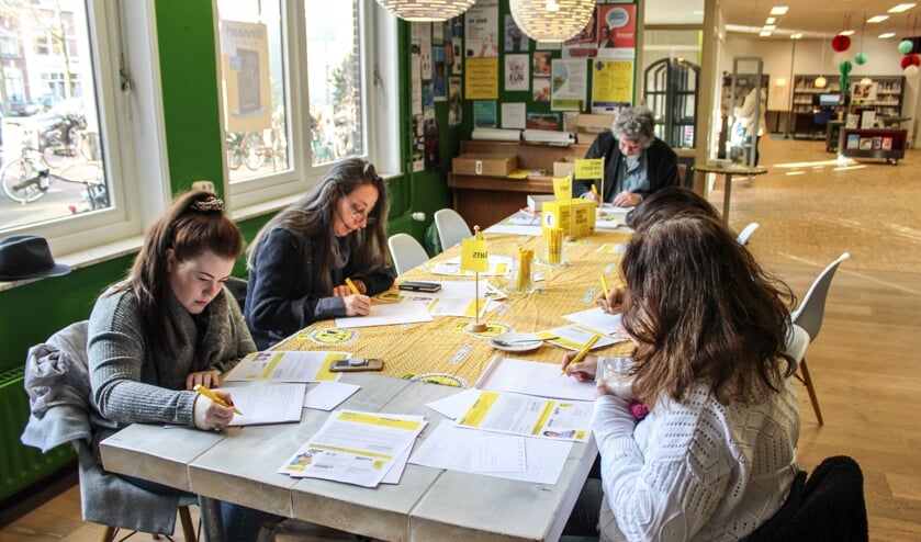 Vanaf 10.00 uur vanmorgen schuiven Weespers aan om mee te schrijven.