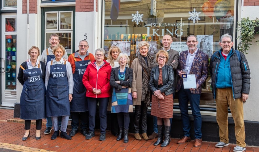 Schoenmaker Mark Iking kreeg vanmorgen de bronzen legpenning.