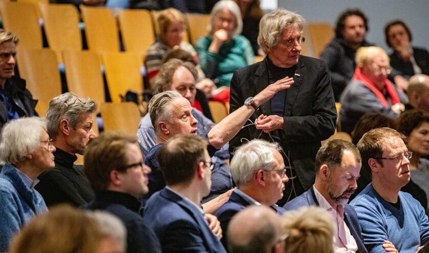 HAP-voorzitter Peter van Dulst (met de microfoon in zijn hand) tijdens de discussie vorig jaar over de verbinding tussen oost en west.
