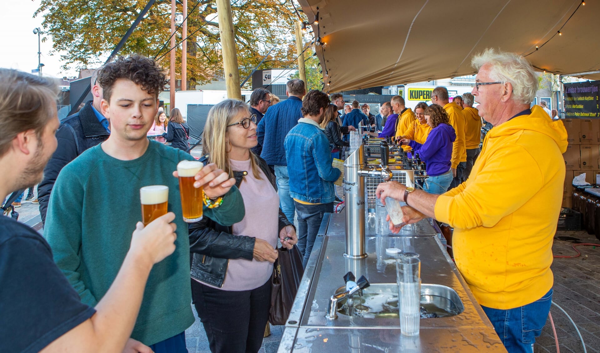 Het Gooisch Bierfestival op het Marktplein is al twee jaar een doorslaand succes. 