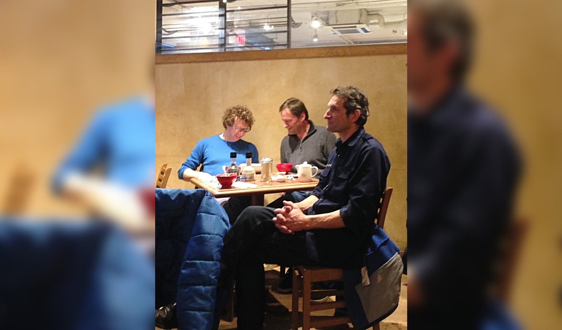 Vanaf links: Arnon Grunberg, Jurriaan Molenaar en Henno van Bergeijk in het New Yorkse café. 