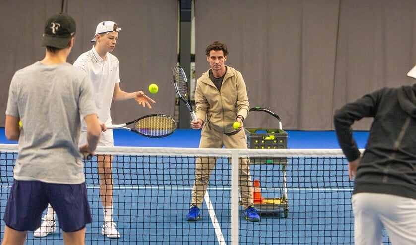 Trainer Filippo Messori, die zelf ooit Roger Federer versloeg, aan de slag met enkele pupillen die hij in kleine groepen traint.