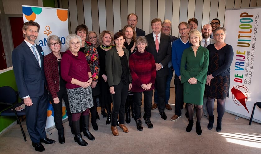 Karin Rienstra, tweede van rechts vooraan in de groen jurk, nam deel aan het gesprek namens Jude catering.