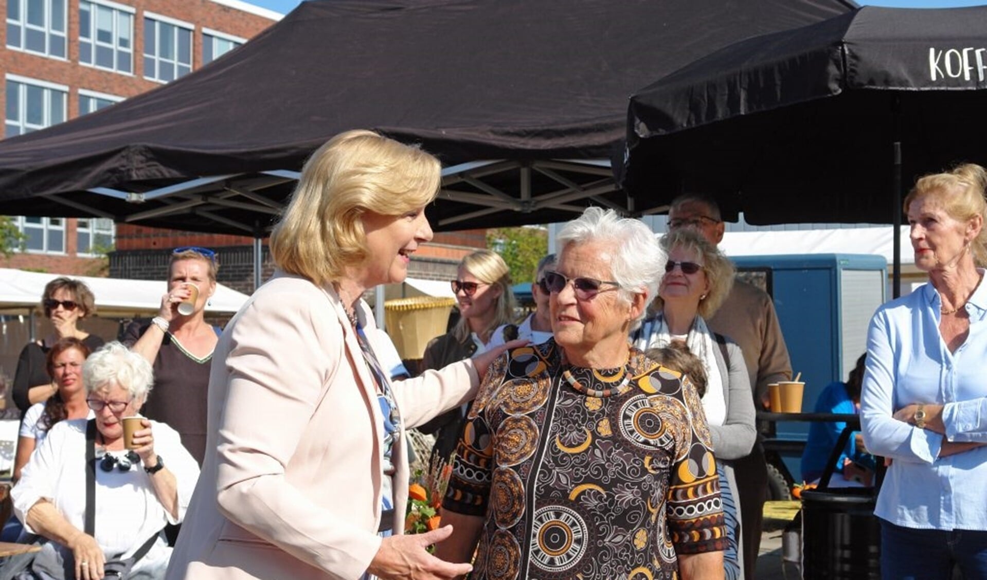 Wethouder Marlous Verbeek met organisator Olga Dol op de Kunst- en Cultuurmarkt van vorig jaar.