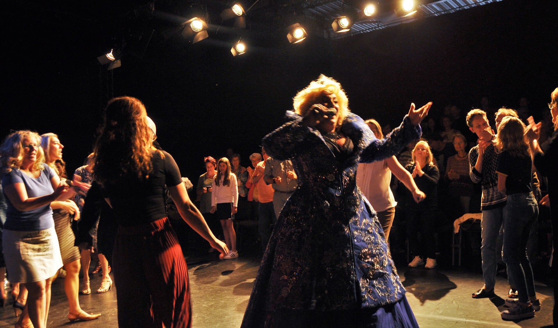 Karin Bloemen opende het Theaterpand Weesp op muzikale wijze. Muziek speelt komend seizoen een grote rol in het theater van Sara Kroos.