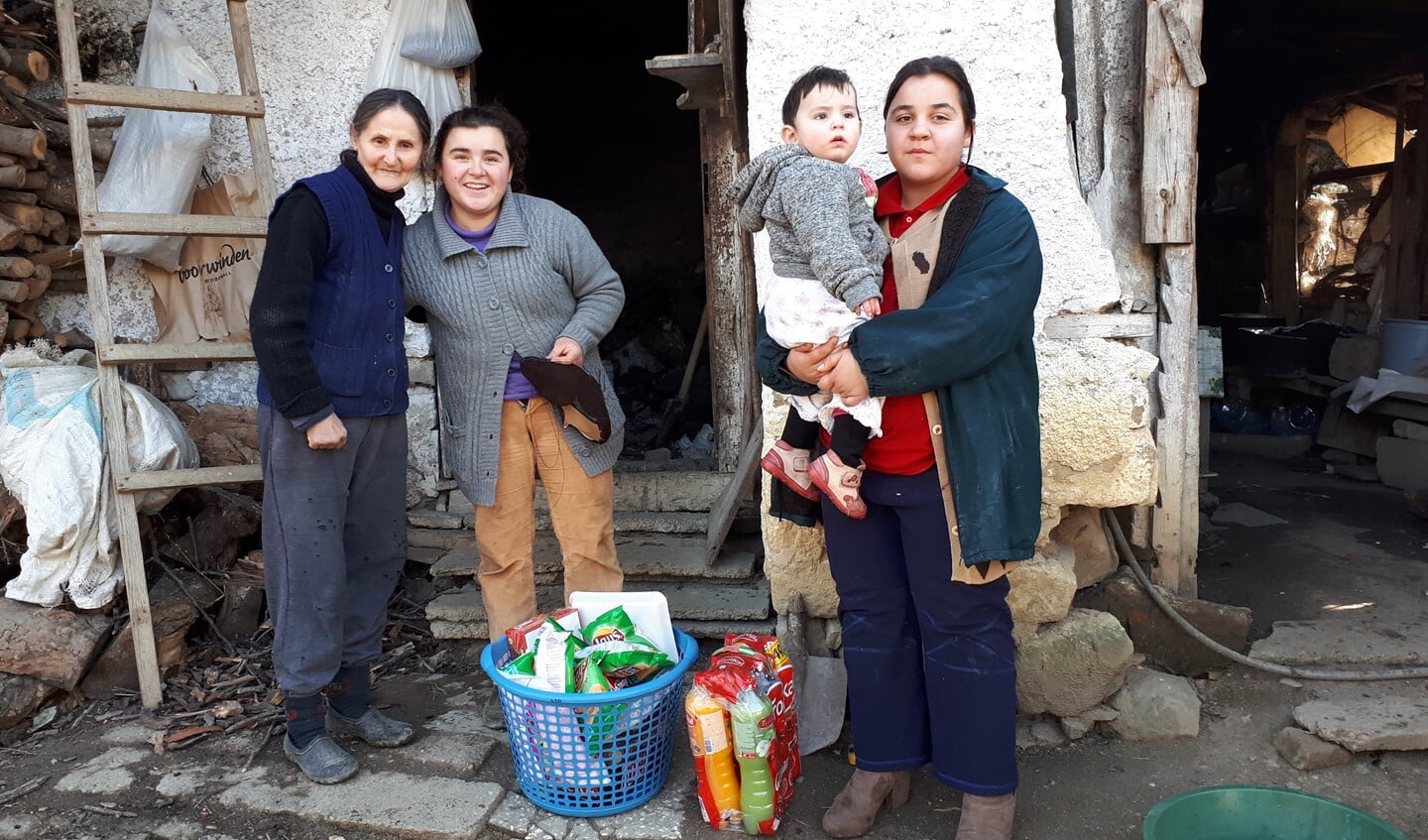 Het Albanië Comité helpt mensen met kleding, voedsel en andere goederen.