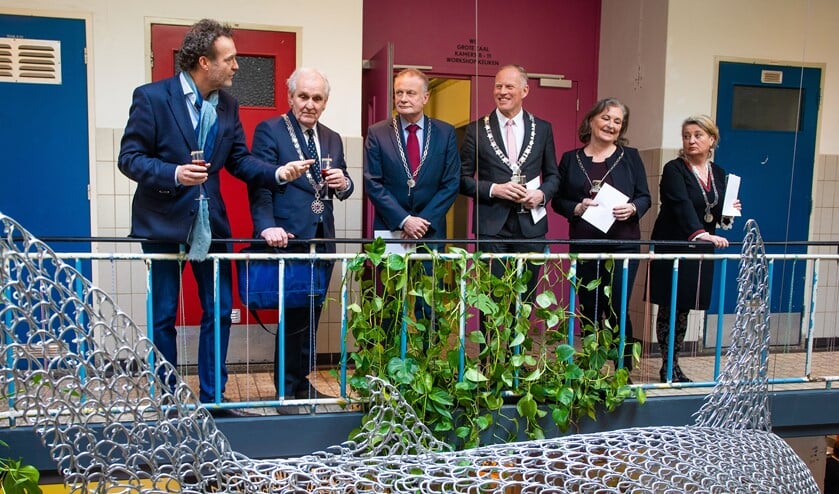 Lucas Mol (l) vertelt het verhaal van de haai.